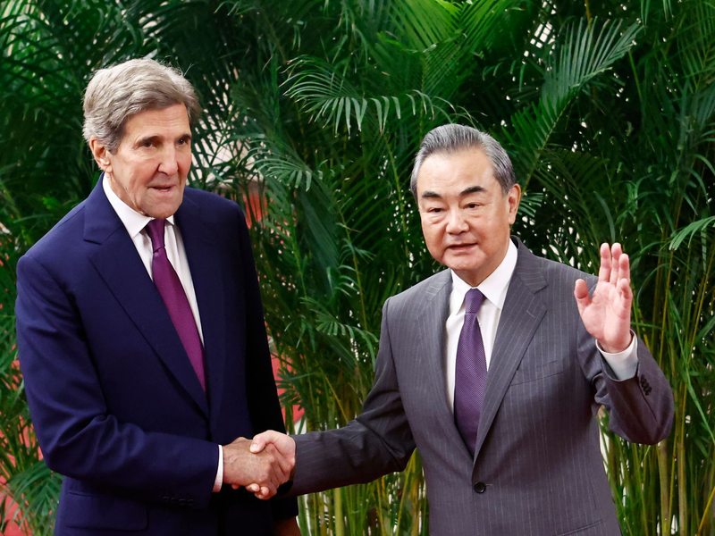 John Kerry (l) wird in Peking von Spitzendiplomat Wang Yi empfangen. - Foto: Florence Lo/Reuters Pool via AP/dpa