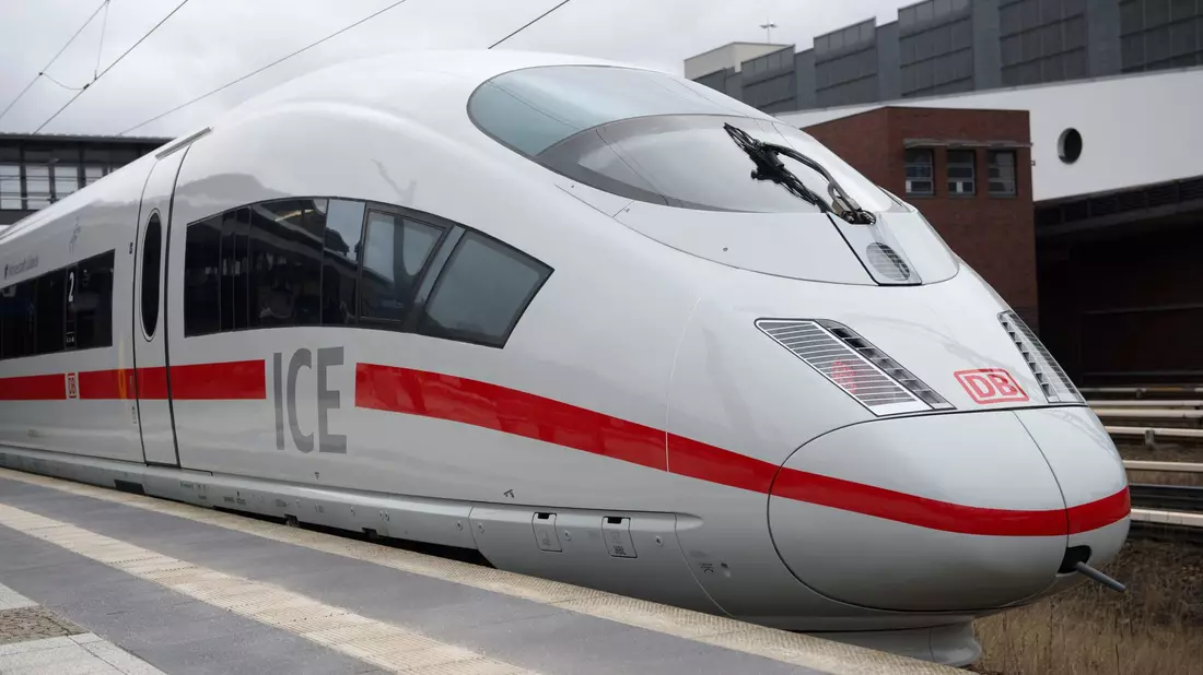 Modernisierter ICE-3-Hochgeschwindigkeitszug der Deutschen Bahn. - Bild: picture alliance / Paul Zinken/dpa