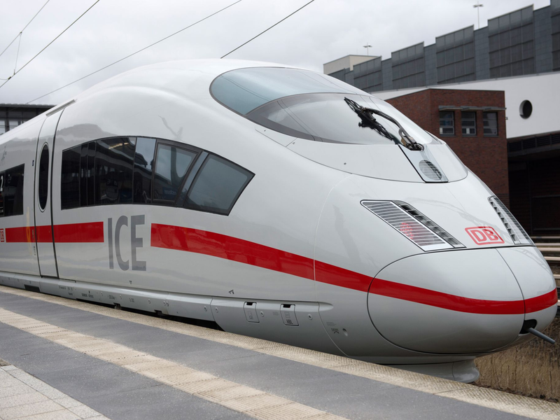 Modernisierter ICE-3-Hochgeschwindigkeitszug der Deutschen Bahn. - Foto: picture alliance / Paul Zinken/dpa