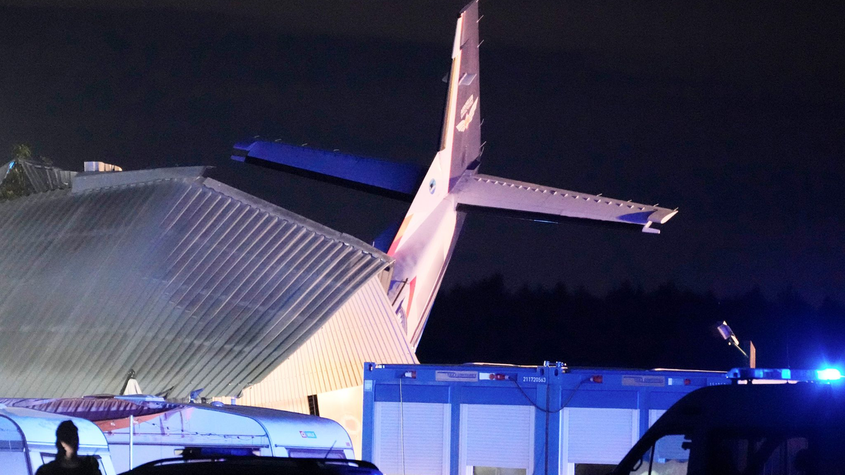 Das Heck einer Cessna 208B vom Typ «Grand Caravan» ragt aus einem Hangar, in den die Maschine nach dem Landeanflug auf den Sportflughafen Chrcynno nördlich der Hauptstadt Warschau gekracht ist. - Foto: Czarek Sokolowski/AP/dpa