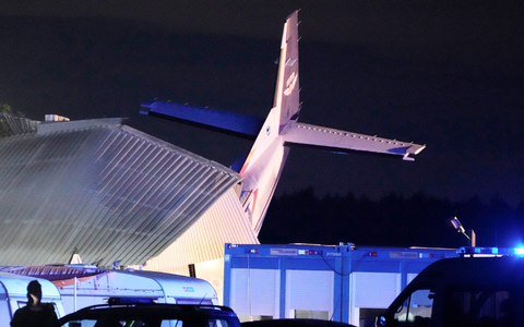 Das Heck einer Cessna 208B vom Typ «Grand Caravan» ragt aus einem Hangar, in den die Maschine nach dem Landeanflug auf den Sportflughafen Chrcynno nördlich der Hauptstadt Warschau gekracht ist. - Foto: Czarek Sokolowski/AP/dpa