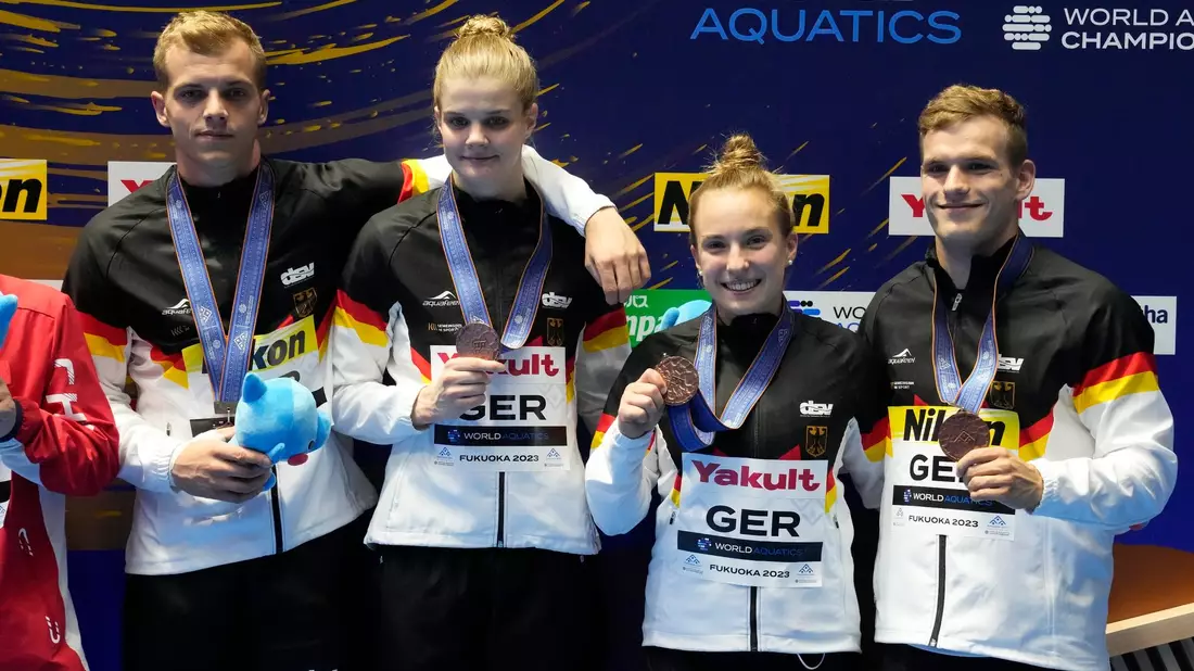 Das DSV-Quartett holte im Mixed-Team-Wettbewerb Bronze. - Bild: Lee Jin-man/AP/dpa