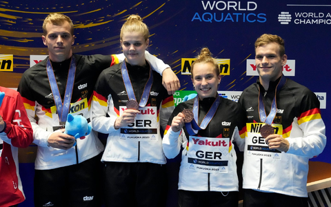 Das DSV-Quartett holte im Mixed-Team-Wettbewerb Bronze. - Foto: Lee Jin-man/AP/dpa