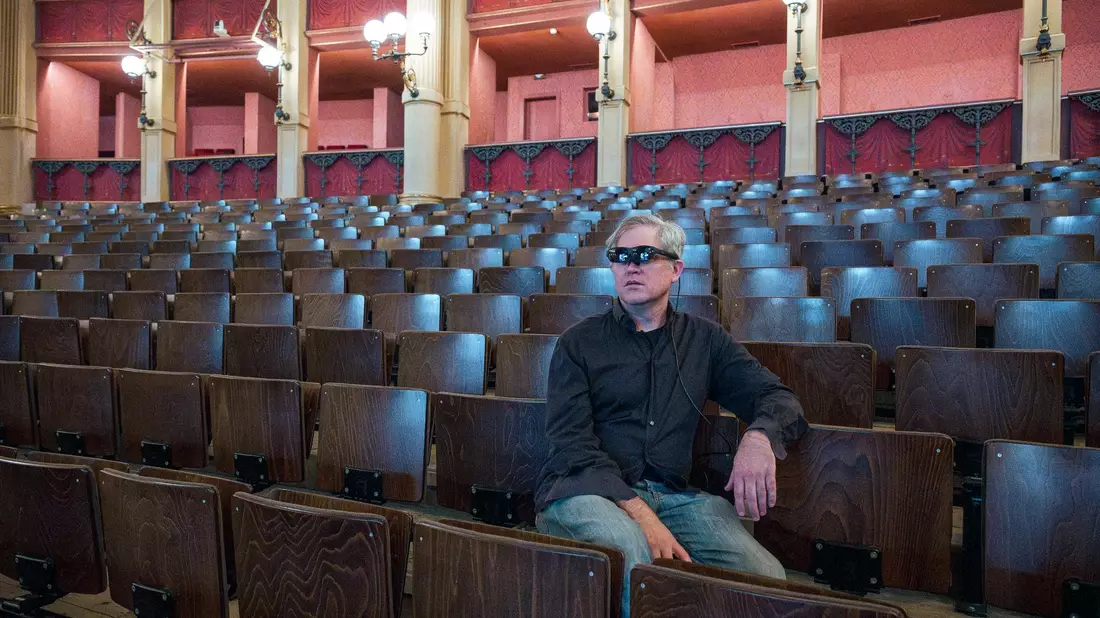 Jay Scheib, Regisseur der Neuproduktion des «Parsifal», sitzt mit einer Augmented Reality (AR) Brille im Zuschauerraum des Festspielhauses. - Bild: Daniel Vogl/dpa