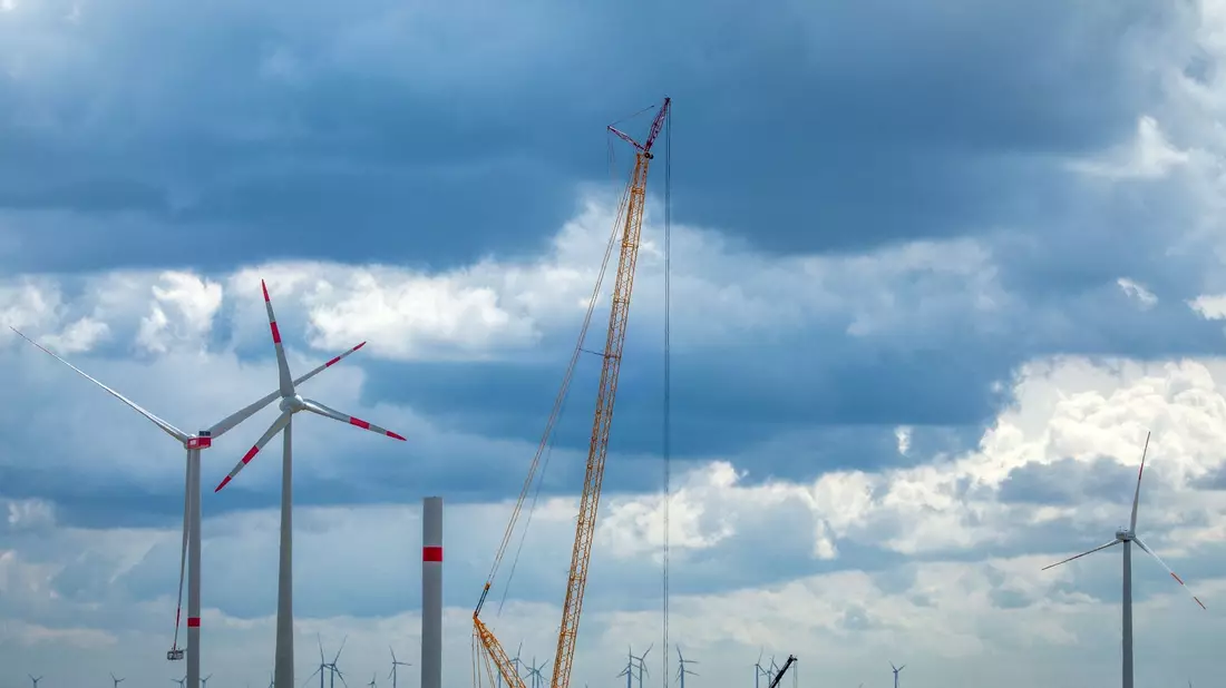 Im ersten Halbjahr 2023 wurden 331 Windräder mit einer Gesamtleistung von rund 1,56 Gigawatt errichtet. - Bild: Jens Büttner/dpa