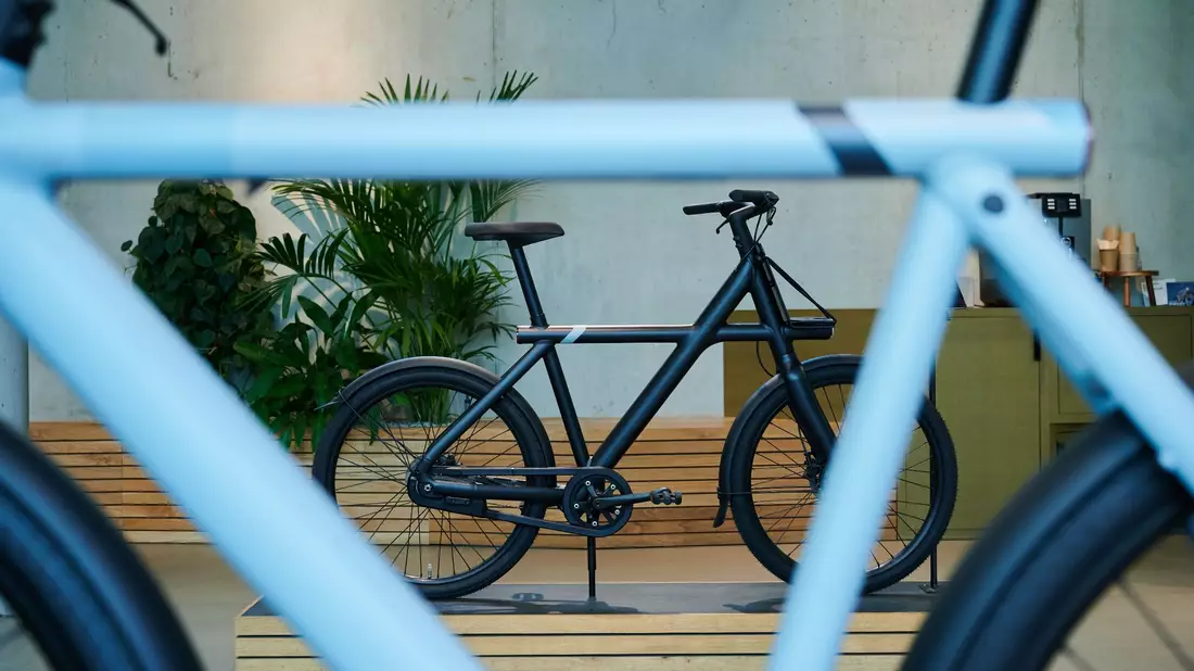Räder der Firma VanMoof in einem Laden in Berlin. - Bild: Annette Riedl/dpa