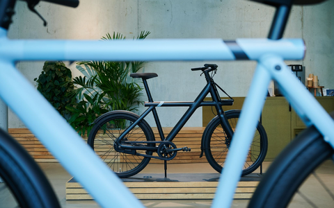 Räder der Firma VanMoof in einem Laden in Berlin. - Foto: Annette Riedl/dpa