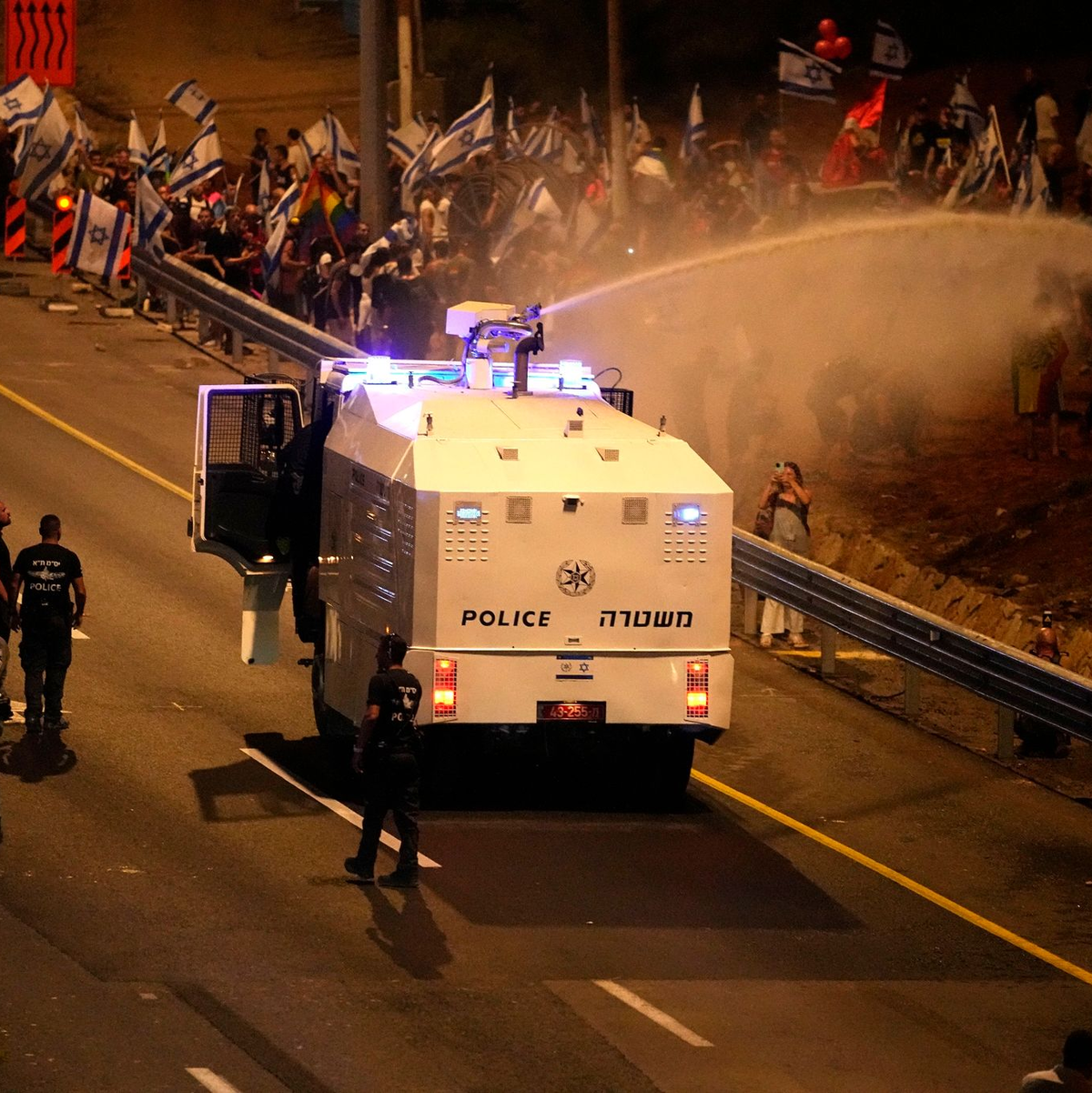 Die Polizei setzt einen Wasserwerfer ein, um Demonstranten zu zerstreuen, die in Tel Aviv demonstrieren. - Foto: Ariel Schalit/AP