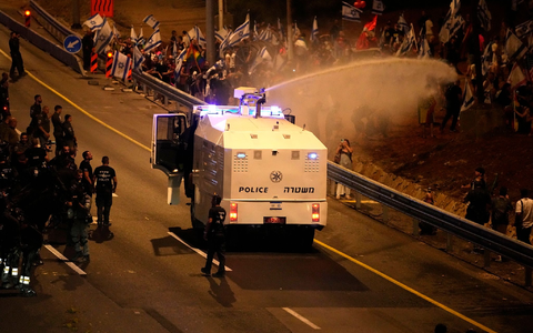 Die Polizei setzt einen Wasserwerfer ein, um Demonstranten zu zerstreuen, die in Tel Aviv demonstrieren. - Foto: Ariel Schalit/AP