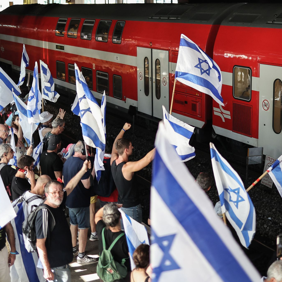 Tausende demonstrieren gegen den geplanten Umbau der Justiz. - Foto: Ilia Yefimovich/dpa