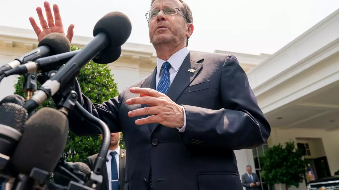 Der israelische Präsident Izchak Herzog spricht zu den Medien vor dem Westflügel des Weißen Hauses nach einem Treffen mit US-Präsident Biden. - Bild: Jacquelyn Martin/AP/dpa