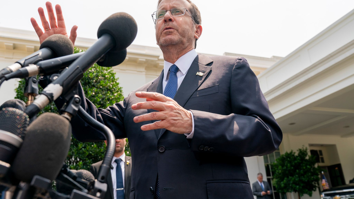 Der israelische Präsident Izchak Herzog spricht zu den Medien vor dem Westflügel des Weißen Hauses nach einem Treffen mit US-Präsident Biden. - Foto: Jacquelyn Martin/AP/dpa