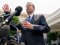 Der israelische Präsident Izchak Herzog spricht zu den Medien vor dem Westflügel des Weißen Hauses nach einem Treffen mit US-Präsident Biden. - Foto: Jacquelyn Martin/AP/dpa