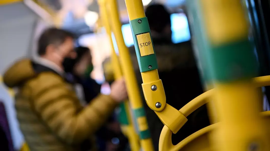 Fahrgäste fahren im Bus der Berliner Verkehrsbetriebe. (Archivbild) - Bild: Britta Pedersen/dpa-Zentralbild/dpa