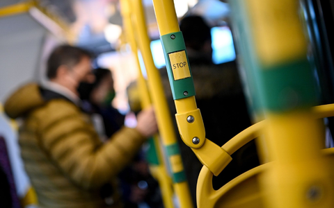 Fahrgäste fahren im Bus der Berliner Verkehrsbetriebe. (Archivbild) - Foto: Britta Pedersen/dpa-Zentralbild/dpa