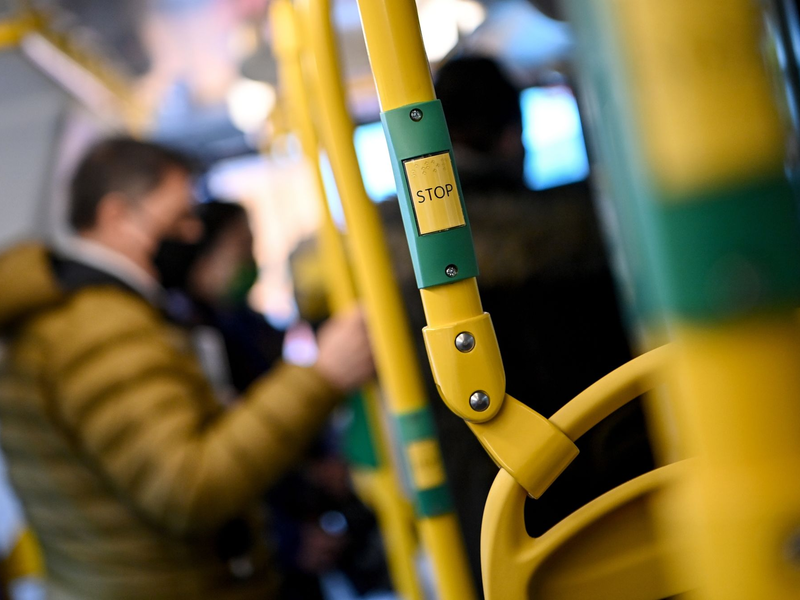 In BVG-Bussen rufen Durchsagen die Fahrgäste nun dazu auf, nicht laut zu telefonieren oder Videos über den Handy-Lautsprecher abzuspielen. (Archivbild) - Foto: Britta Pedersen/dpa-Zentralbild/dpa