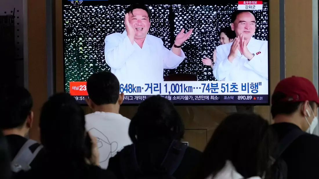 Ein Fernsehbildschirm zeigt ein Bild von Kim Jong Un (l) während einer Nachrichtensendung im Bahnhof von Seoul. - Bild: Ahn Young-joon/AP/dpa