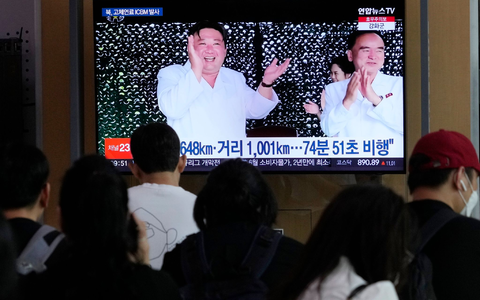 Ein Fernsehbildschirm zeigt ein Bild von Kim Jong Un (l) während einer Nachrichtensendung im Bahnhof von Seoul. - Foto: Ahn Young-joon/AP/dpa Ein Fernsehbildschirm zeigt ein Bild von Kim Jong Un (l) während einer Nachrichtensendung im Bahnhof von Seoul. - Foto: Ahn Young-joon/AP/dpa