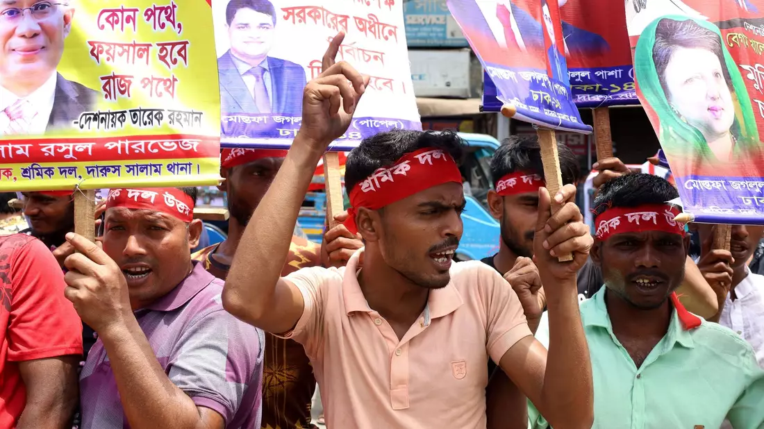 Demonstranten fordern in Dhaka den Rücktritt von Premierministerin Sheikh Hasina. - Bild: Syed Mahabubul Kader/ZUMA Press Wire/dpa