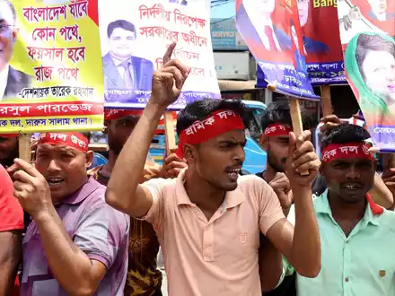 Demonstranten fordern in Dhaka den Rücktritt von Premierministerin Sheikh Hasina. - Foto: Syed Mahabubul Kader/ZUMA Press Wire/dpa