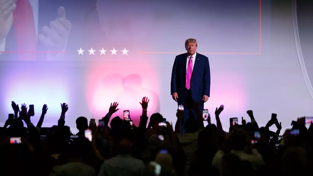Ex-Präsident Donald Trump bei einer Veranstaltung im US-Bundesstaat Michigan. Dort sollen einige seiner Anhänger 2020 versucht haben, die Wahlen zu beeinflussen. - Bild: Al Goldis/AP/dpa