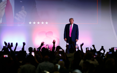 Ex-Präsident Donald Trump bei einer Veranstaltung im US-Bundesstaat Michigan. Dort sollen einige seiner Anhänger 2020 versucht haben, die Wahlen zu beeinflussen. - Foto: Al Goldis/AP/dpa