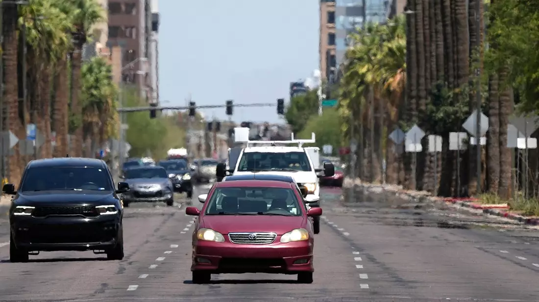 Die Hitze flimmert in der Innenstadt von Phoenix. Die Metropole im US-Bundesstaat Arizona hat laut US-Wetterdienst gleich mehrere Hitzerekorde an einem Tag gebrochen. - Bild: Ross D. Franklin/AP