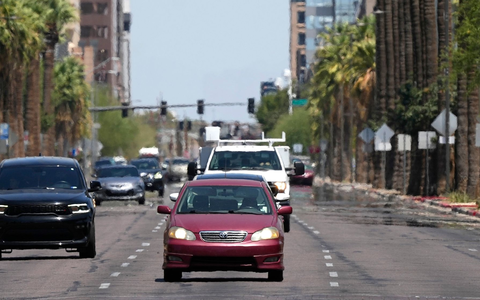 Die Hitze flimmert in der Innenstadt von Phoenix. Die Metropole im US-Bundesstaat Arizona hat laut US-Wetterdienst gleich mehrere Hitzerekorde an einem Tag gebrochen. - Foto: Ross D. Franklin/AP