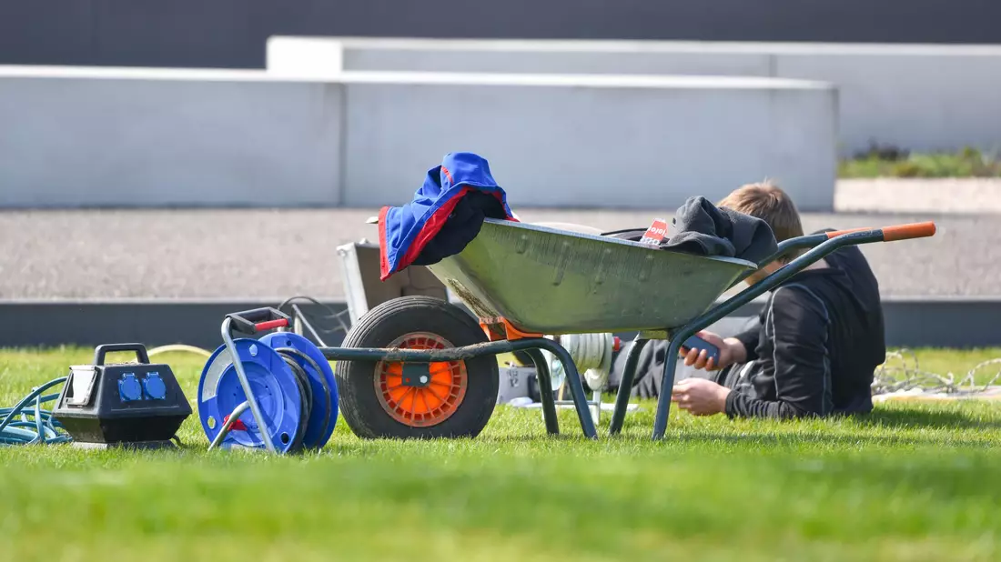 Ein Arbeiter legt auf dem Gelände der Landesgartenschau eine Pause ein. Amtsärzte regen angesichts hoher Temperaturen im Sommer die Einführung einer Siesta-Arbeitsweise an. - Bild: Uwe Anspach/dpa