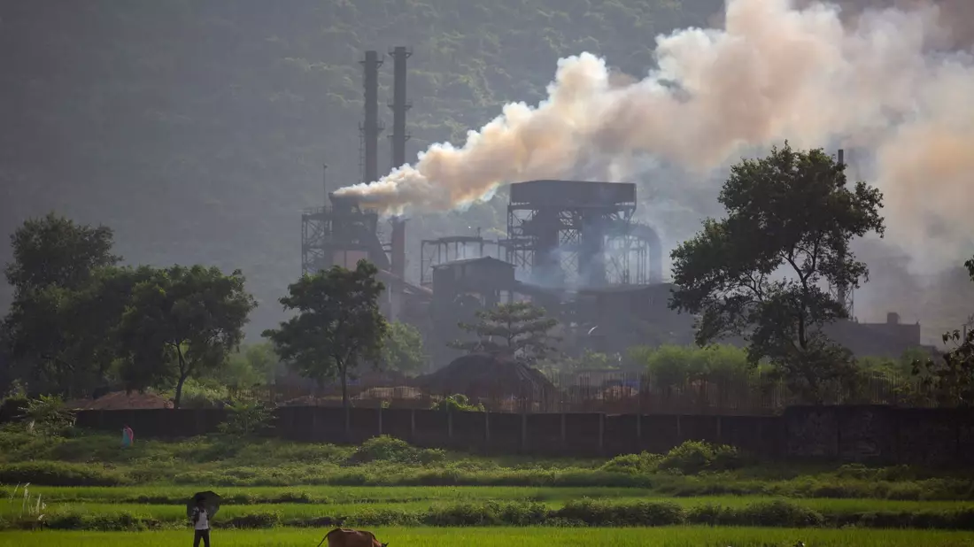 Rauch steigt aus einem mit Kohle betriebenen Stahlwerk im Dorf Hehal in der Nähe von Ranchi im östlichen Bundesstaat Jharkhand. - Bild: Altaf Qadri/AP/dpa