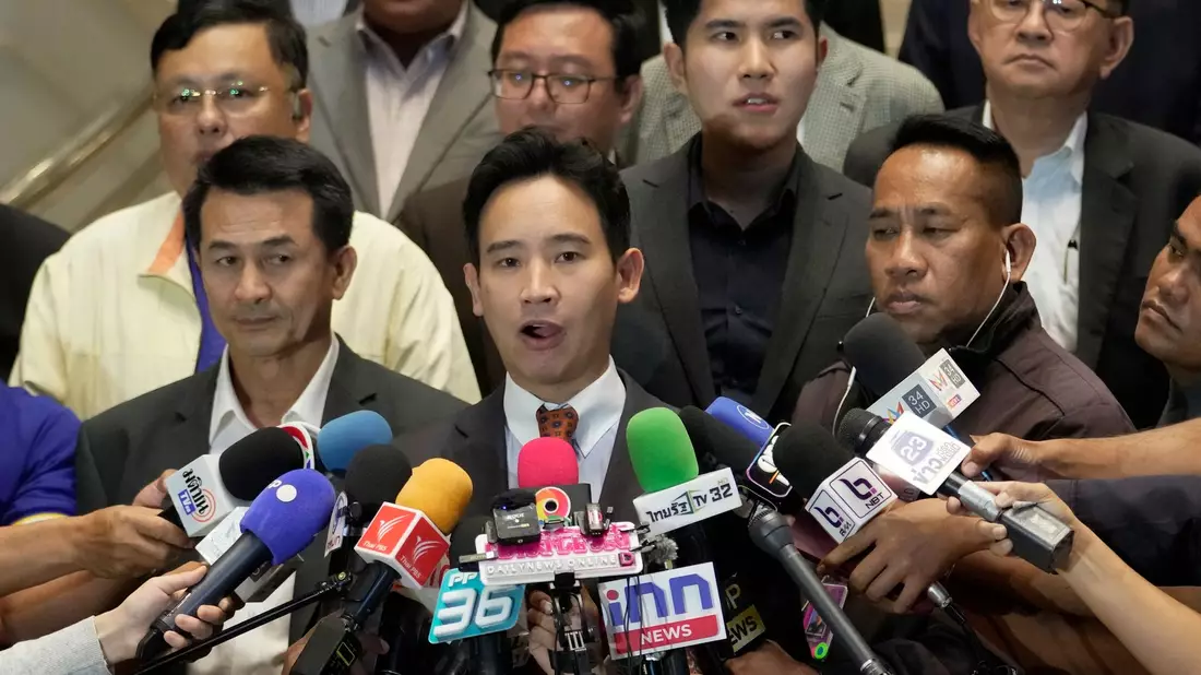 Pita Limjaroenrat (M), Vorsitzender der Move Forward Party, und Chonlanan Srikaew (l), Vorsitzender der Pheu Thai Partei, sprechen nach einem Treffen mit Reportern. - Bild: Sakchai Lalit/AP