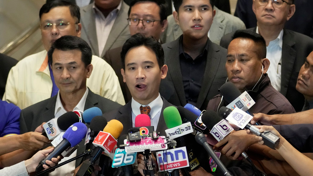 Pita Limjaroenrat (M), Vorsitzender der Move Forward Party, und Chonlanan Srikaew (l), Vorsitzender der Pheu Thai Partei, sprechen nach einem Treffen mit Reportern. - Foto: Sakchai Lalit/AP