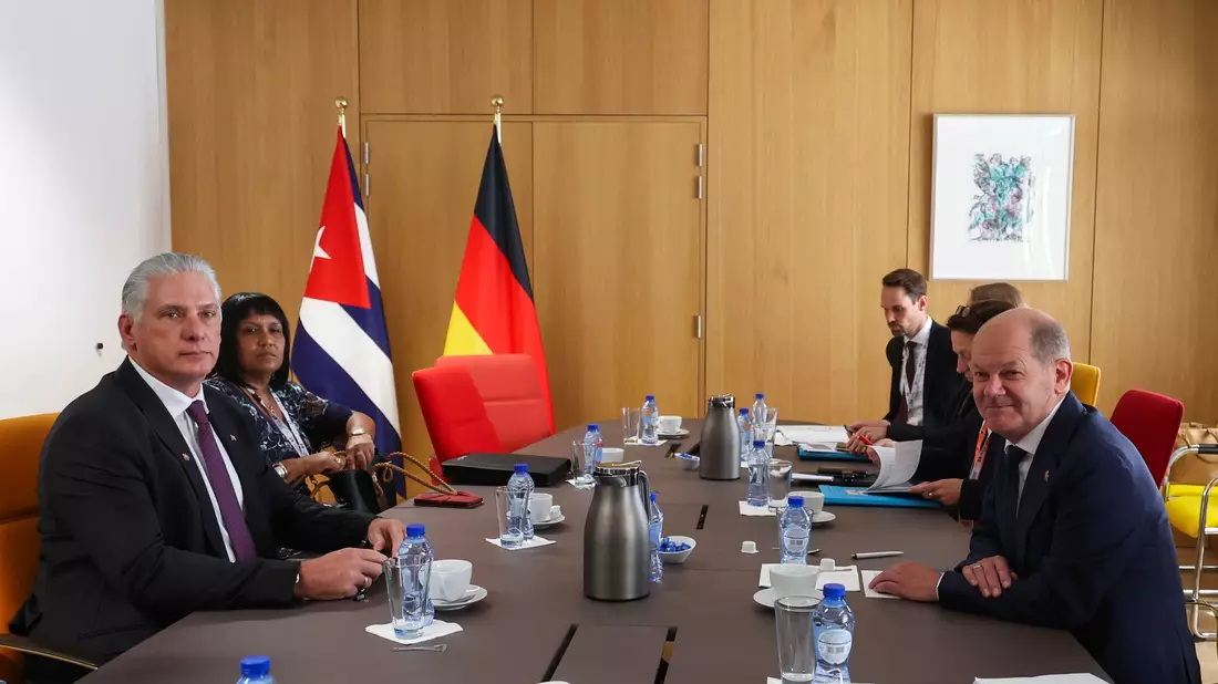 Bundeskanzler Olaf Scholz im Gespräch mit dem kubanischen Präsidenten Miguel Diaz-Canel. - Bild: Geert Vanden Wijngaert/AP Pool/AP