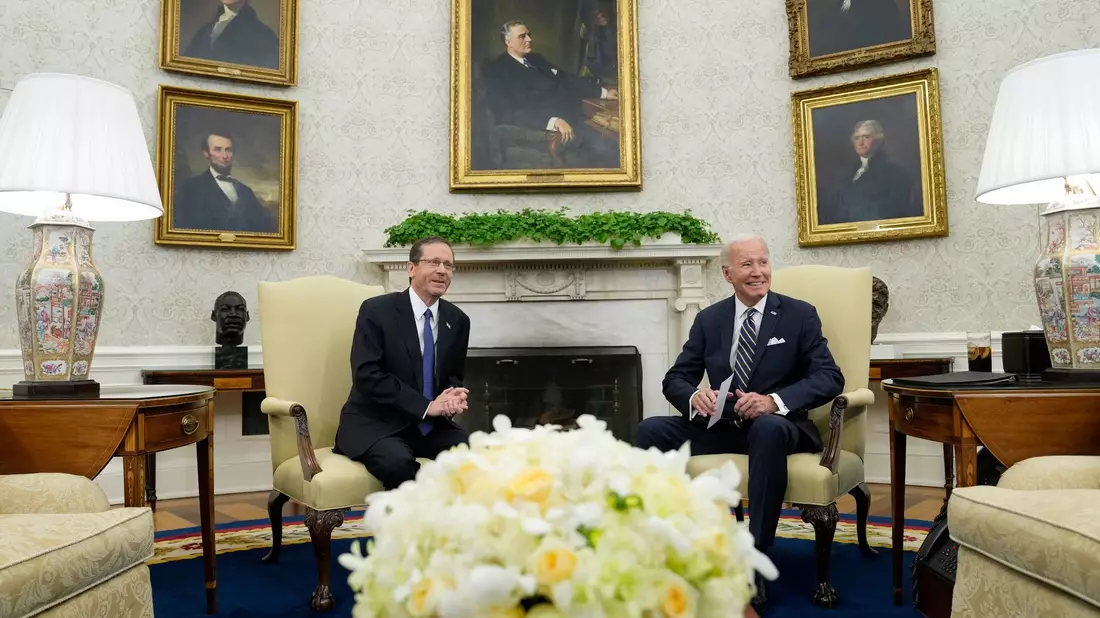 Israels Präsident Izchak Herzog (l) wird von US-Präsident Joe Biden im Oval Office des Weißen Hauses empfangen. - Bild: Susan Walsh/AP/dpa