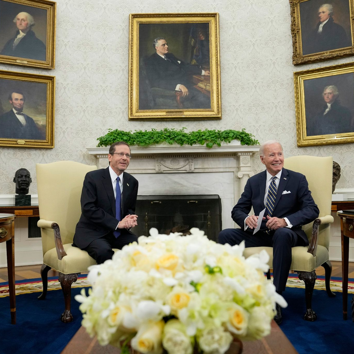 Israels Präsident Izchak Herzog (l) wird von US-Präsident Joe Biden im Oval Office des Weißen Hauses empfangen. - Foto: Susan Walsh/AP/dpa