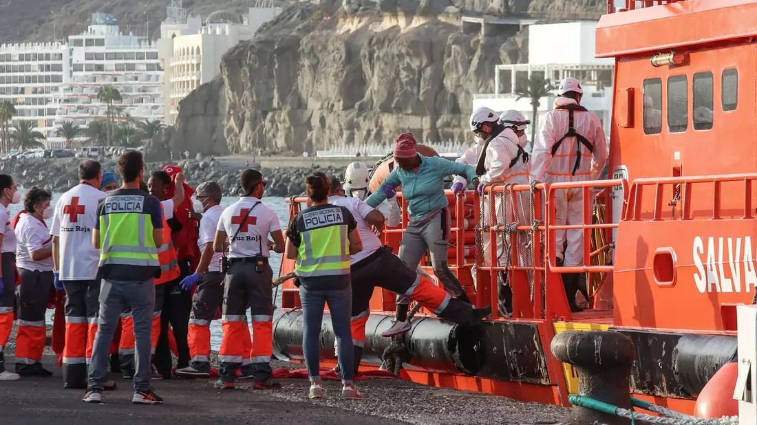Ein Boot der spanischen Seenotrettung  «Salvamento Maritimo» bringt am Arguineguin Pier in Gran Canaria Migranten an Land. Beim Thema Migration sind laut Forschungszentrum MIDEM diejenigen am stärksten polarisiert, die den Zuzug von Ausländern begrenzen wollen. - Bild: Europa Press/EUROPA PRESS/dpa