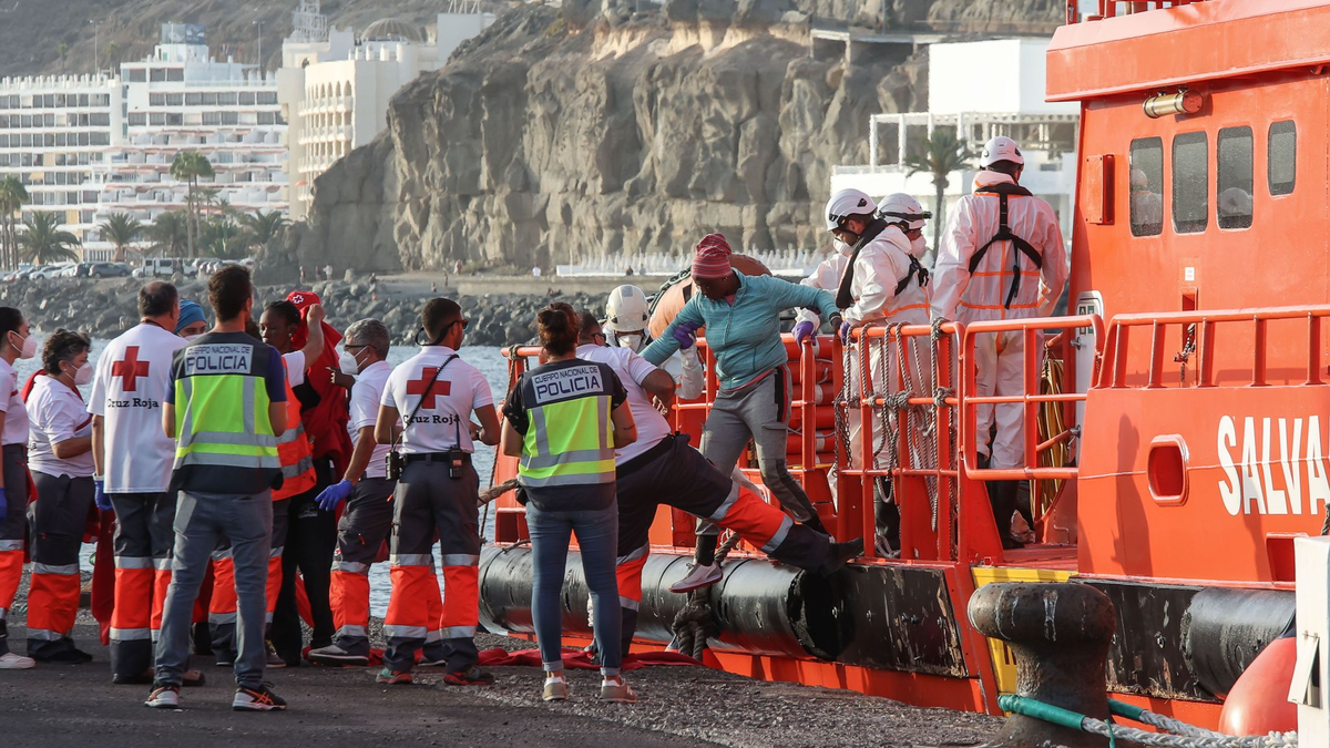 Ein Boot der spanischen Seenotrettung  «Salvamento Maritimo» bringt am Arguineguin Pier in Gran Canaria Migranten an Land. Beim Thema Migration sind laut Forschungszentrum MIDEM diejenigen am stärksten polarisiert, die den Zuzug von Ausländern begrenzen wollen. - Foto: Europa Press/EUROPA PRESS/dpa