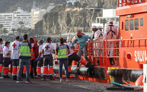Ein Boot der spanischen Seenotrettung  «Salvamento Maritimo» bringt am Arguineguin Pier in Gran Canaria Migranten an Land. Beim Thema Migration sind laut Forschungszentrum MIDEM diejenigen am stärksten polarisiert, die den Zuzug von Ausländern begrenzen wollen. - Foto: Europa Press/EUROPA PRESS/dpa