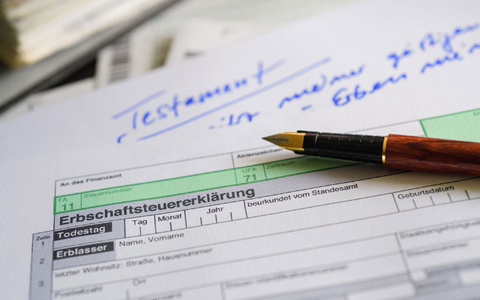 Durch Erbschaften und Vermächtnisse wurden 2022 der Statistik zufolge Vermögen von 59,7 Milliarden Euro übertragen, 5,8 Prozent weniger als im Jahr davor. - Foto: Hans-Jürgen Wiedl/dpa-Zentralbild/dpa