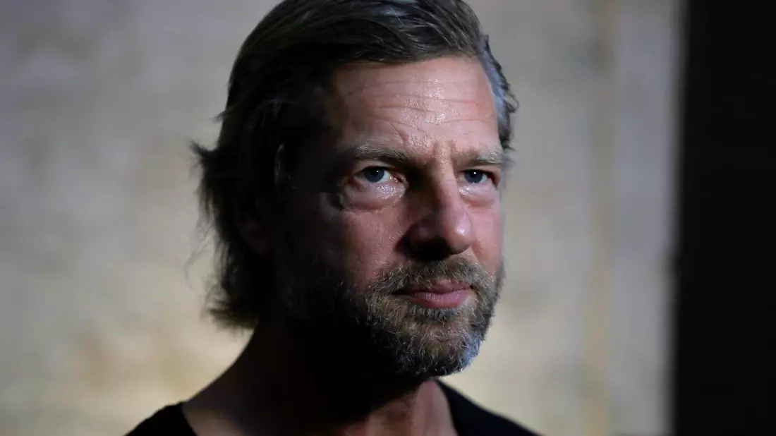 Henning Baum hat eine Rettungssanitäter-Ausbildung gemacht. - Bild: Clara Margais/dpa