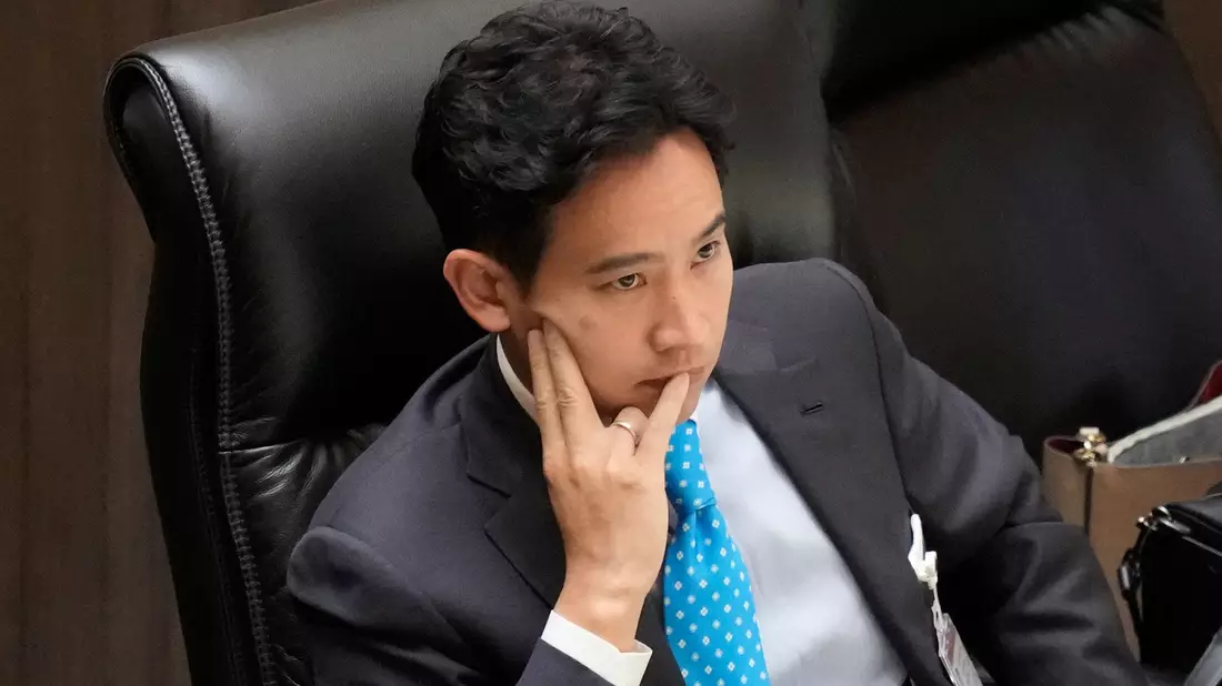 Pita Limjaroenrat, der Vorsitzende der Move Forward Party und Spitzenkandidat bei den Parlamentswahlen im Mai, nimmt an einer Sitzung im Parlament teil. - Bild: Sakchai Lalit/AP