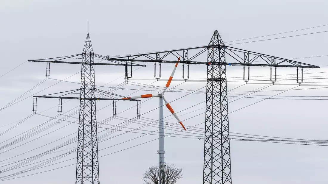 Die IEA erwartet, dass der Anteil der erneuerbaren Energien an der Stromerzeugung zunimmt, was zu einem Rückgang der Nutzung fossiler Brennstoffe führt. - Bild: Philipp von Ditfurth/dpa