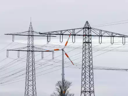 Die IEA erwartet, dass der Anteil der erneuerbaren Energien an der Stromerzeugung zunimmt, was zu einem Rückgang der Nutzung fossiler Brennstoffe führt. - Foto: Philipp von Ditfurth/dpa