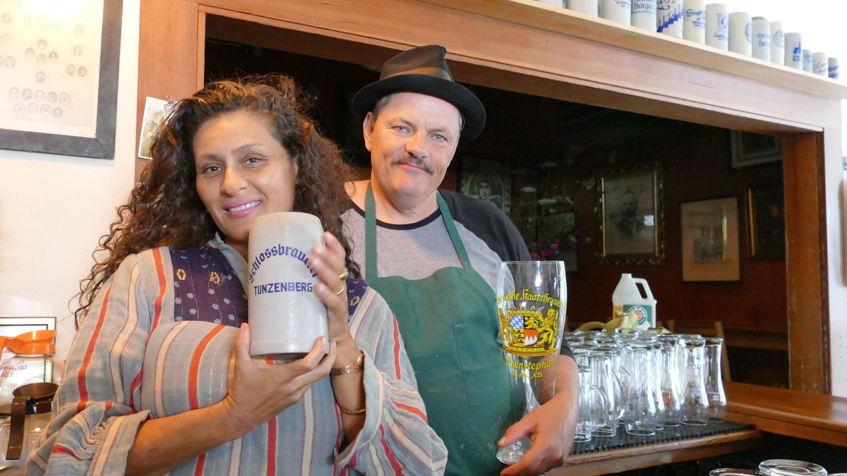 Bierkrüge aus Steinzeug stehen auf einem Regal unter einem Porträt des ehemaligen US-Präsidenten Lincoln im deutschen Restaurant «Suppenküche». - Foto: Barbara Munker/dpa