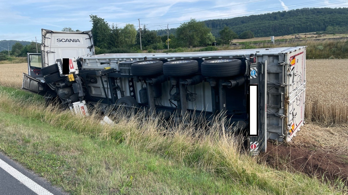 POL-DU: Ruhrort: Lkw umgekippt - Polizei ermittelt die Unfallursache - Foto: presseportal.de