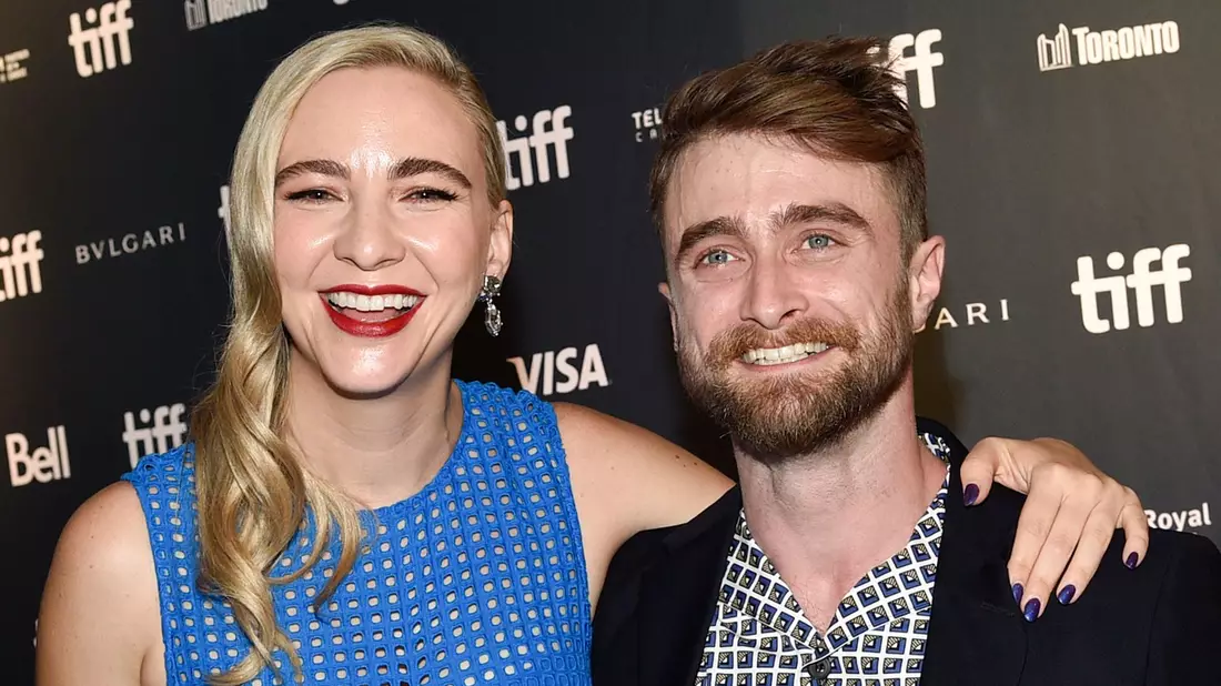 Daniel Radcliffe, Schauspieler aus Großbritannien, kommt gemeinsam mit seiner Freundin Erin Darke, Schauspielerin aus den USA, zur Premiere des Filmes «Weird: The Al Yankovic Story» beim Toronto International Film Festival (TIFF) im Royal Alexandra Theatre. - Bild: Evan Agostini/Invision/AP/dpa