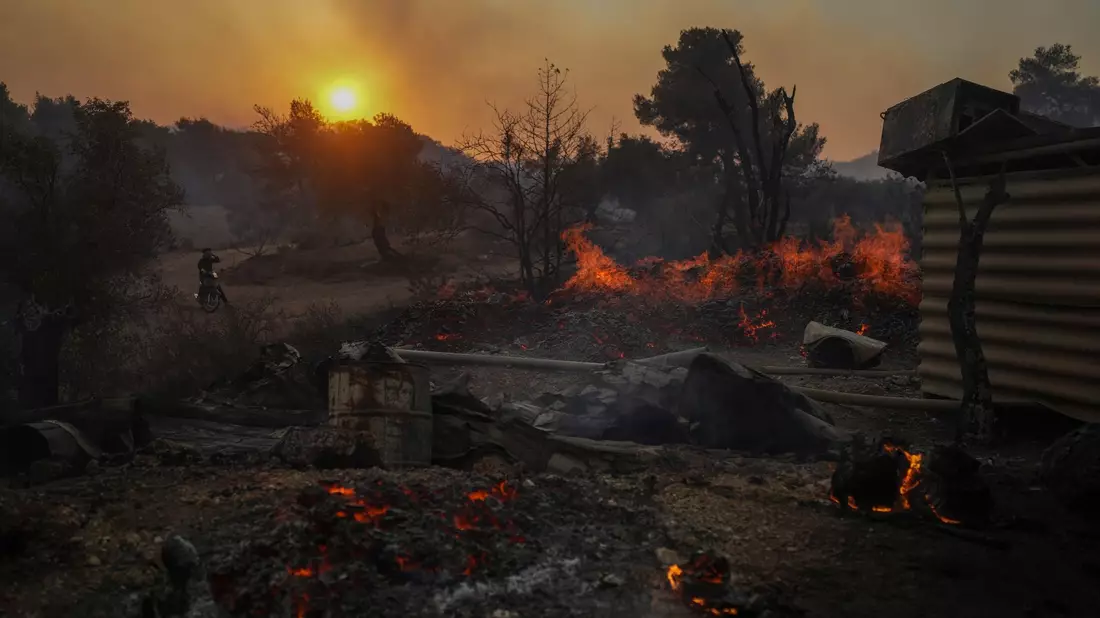 In Mandra, westlich von Athen, brennt es. - Bild: Petros Giannakouris/AP