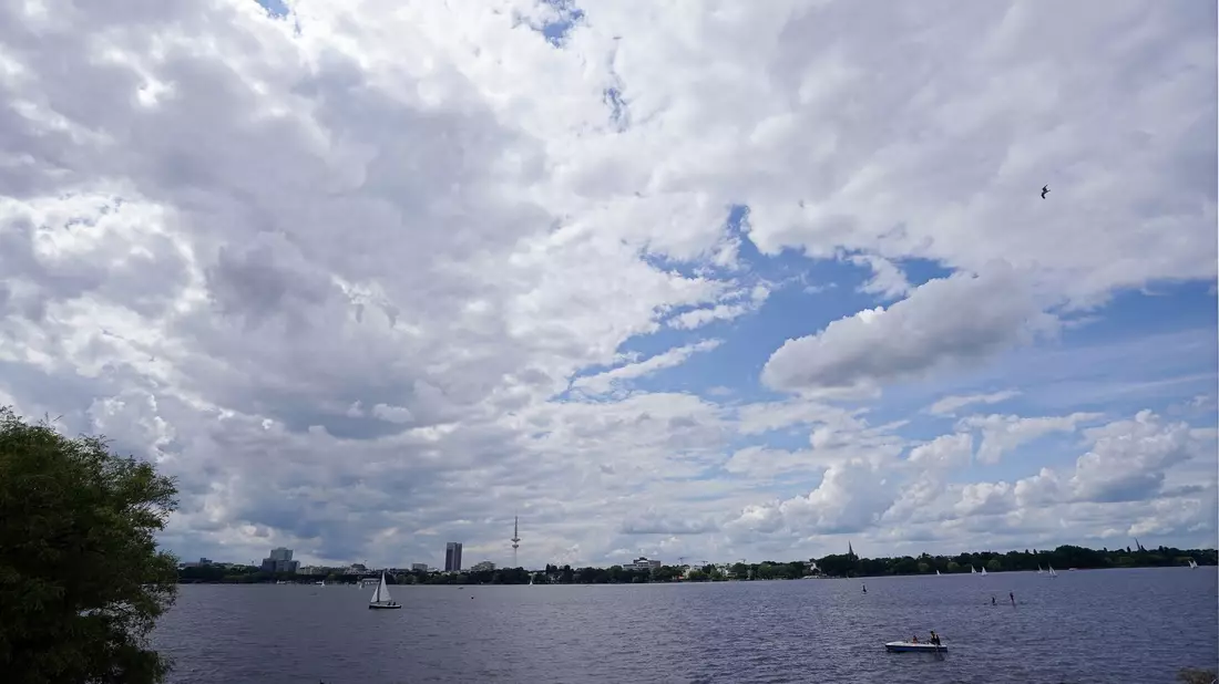 Dichte Wolken ziehen über die Segelboote und Tretboote auf der Außenalster hinweg. - Bild: Marcus Brandt/dpa