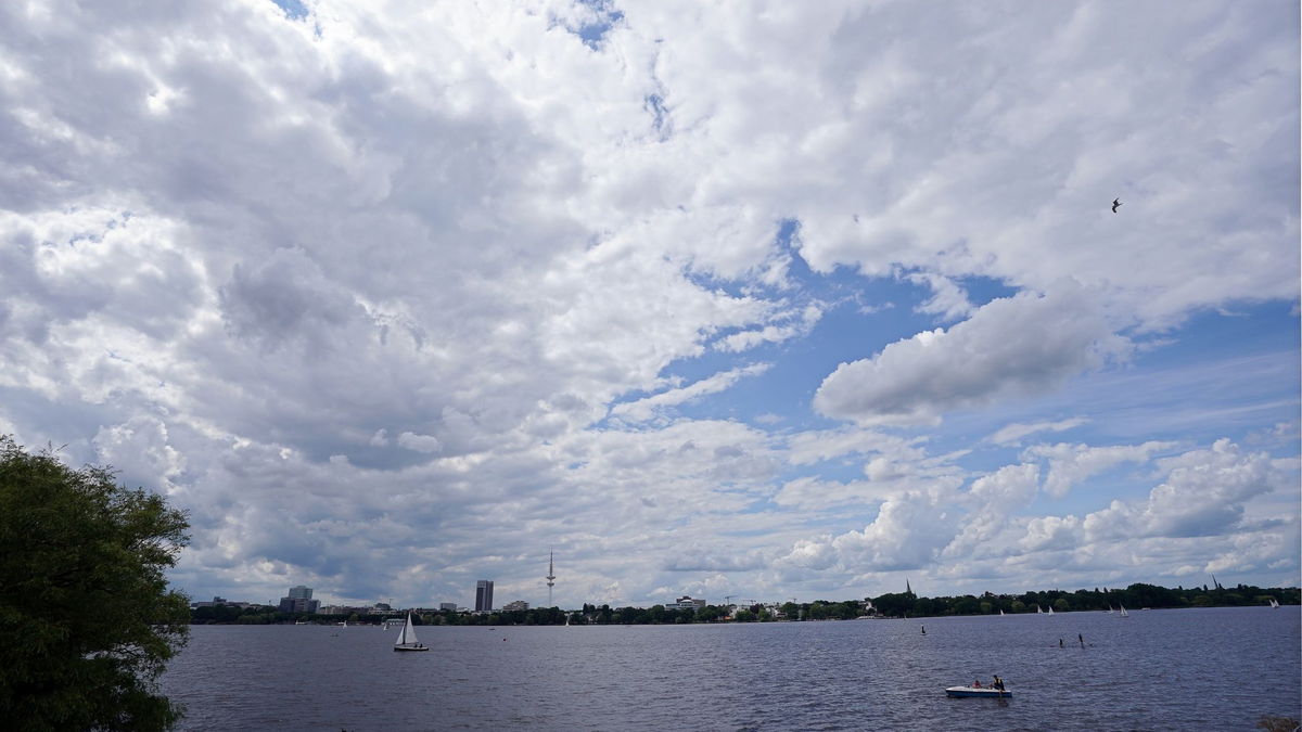 Dichte Wolken ziehen über die Segelboote und Tretboote auf der Außenalster hinweg. - Foto: Marcus Brandt/dpa