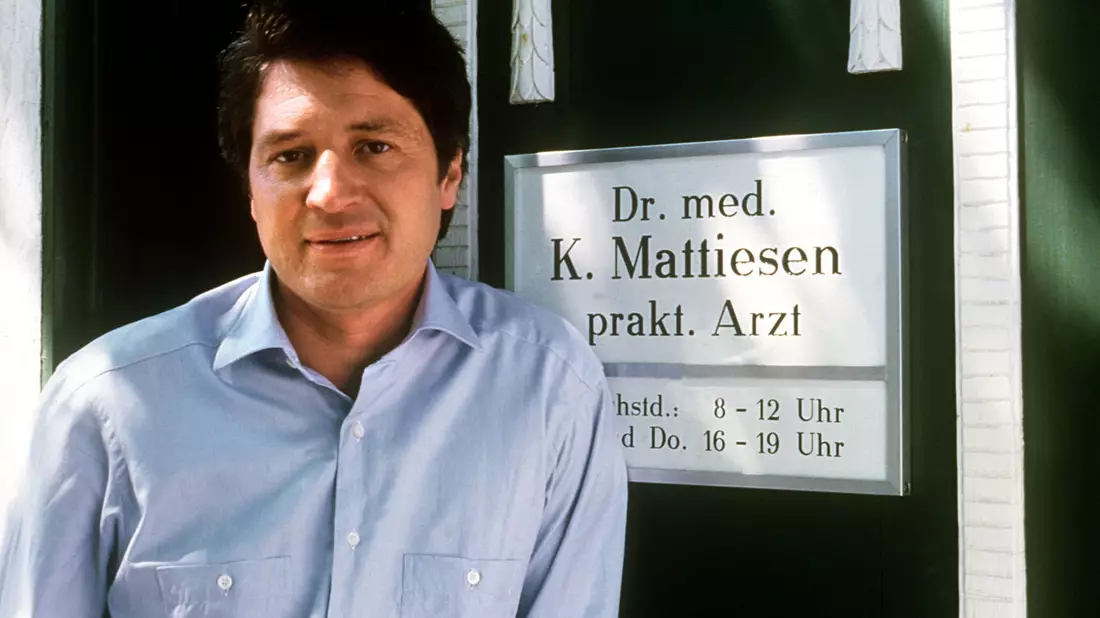 Schauspieler Christian Quadflieg als Dr. med. Karsten Mattiesen, aufgenommen bei Dreharbeiten zur TV-Serie «Der Landarzt» im Jahr 1986. - Bild: Horst Ossinger/dpa